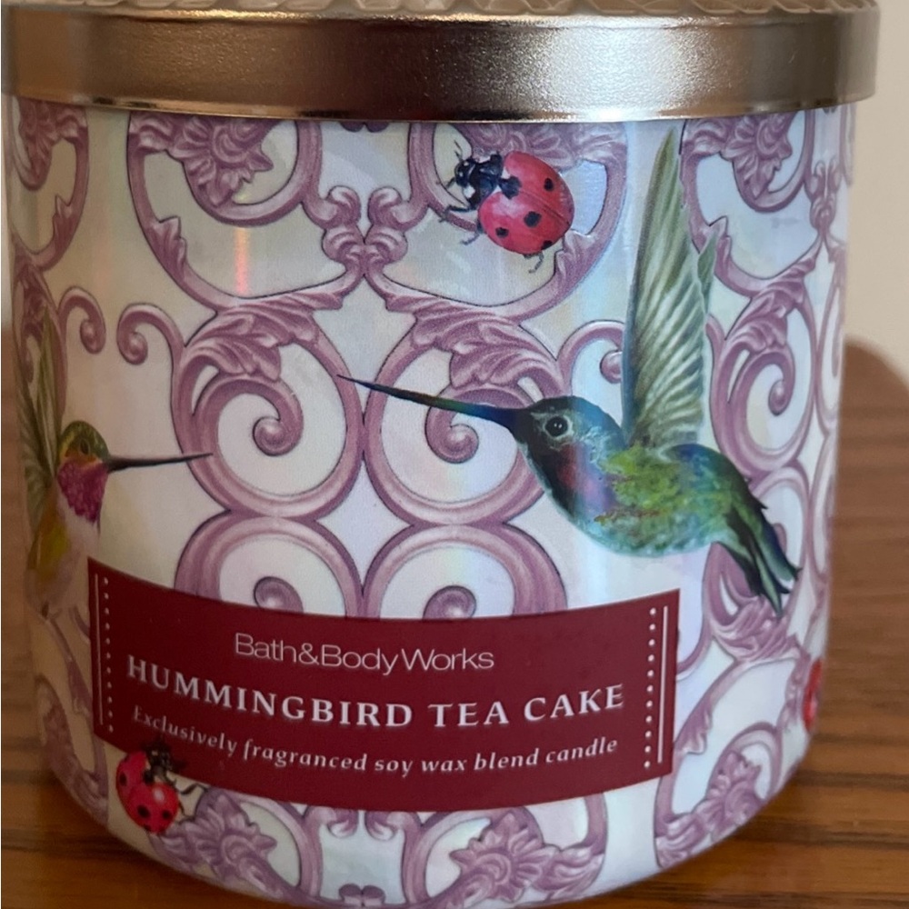 “HUMMINGBIRD TEA CAKE” 3-Wick Candle. Bath & Body Works.